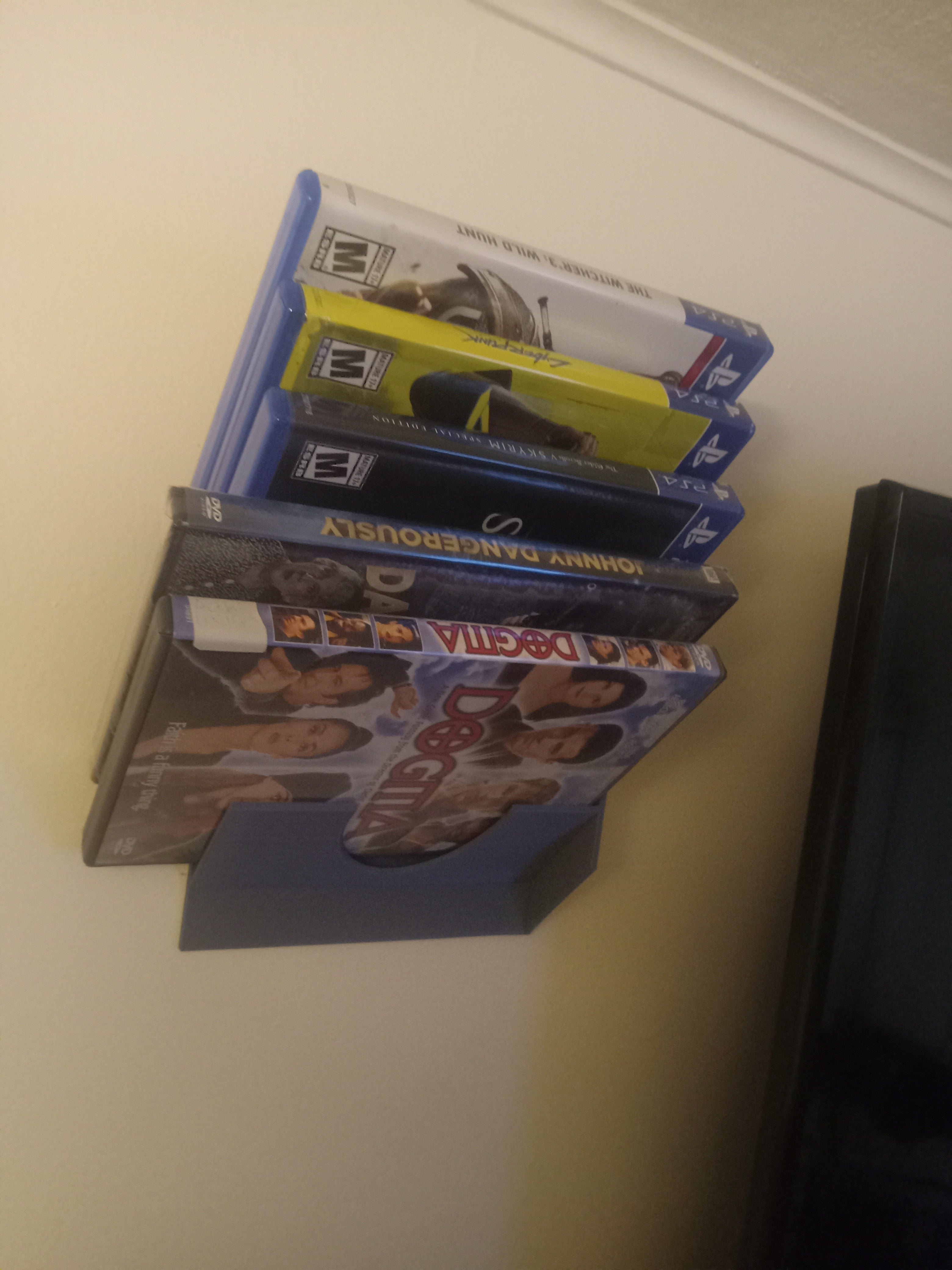 Seinään asennettava modulaarinen DVD- ja pelihylly