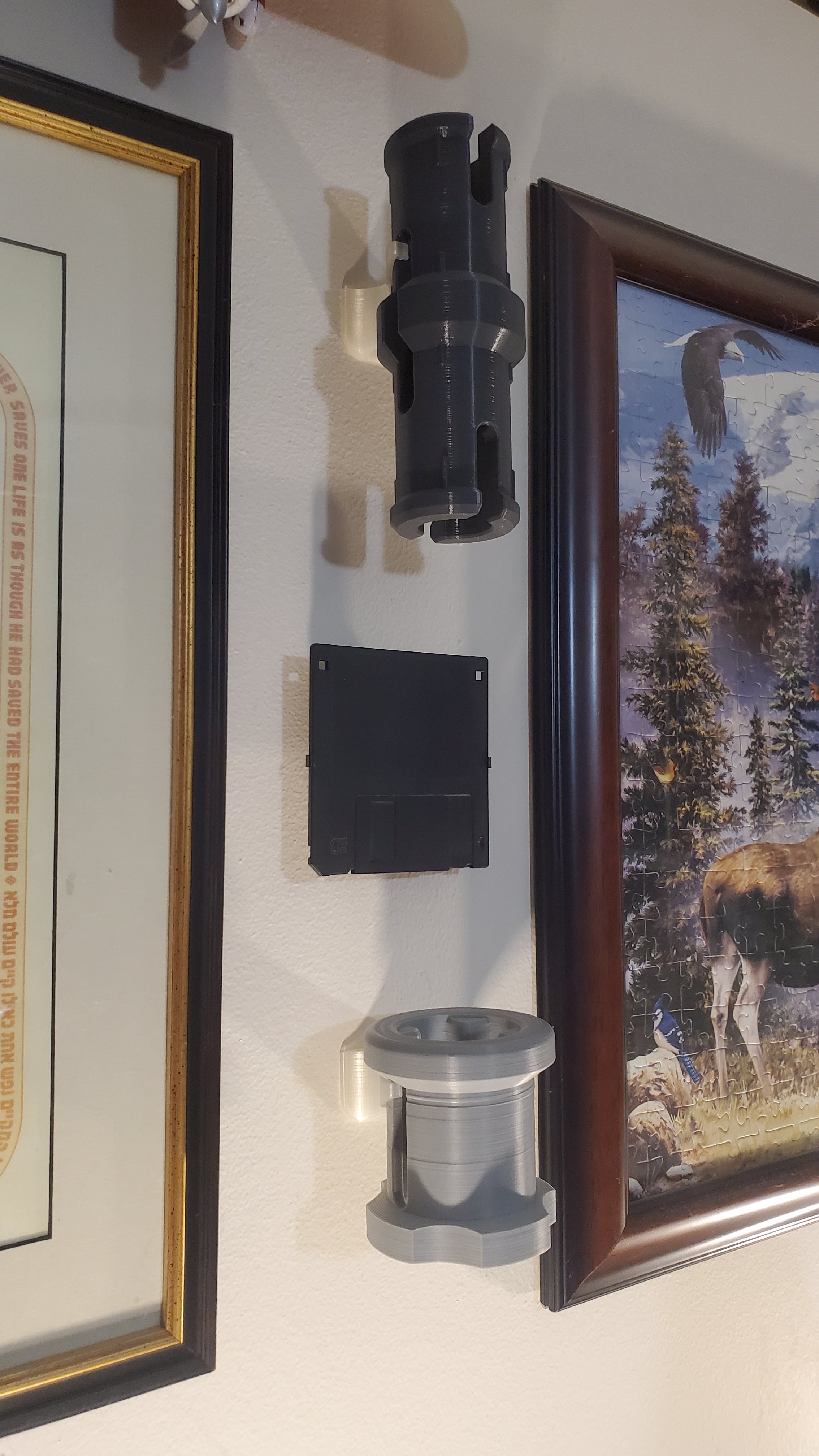 Jättimäinen LEGO Technic -vakiopuskuri seinäkiinnityksellä (10x-asteikko)