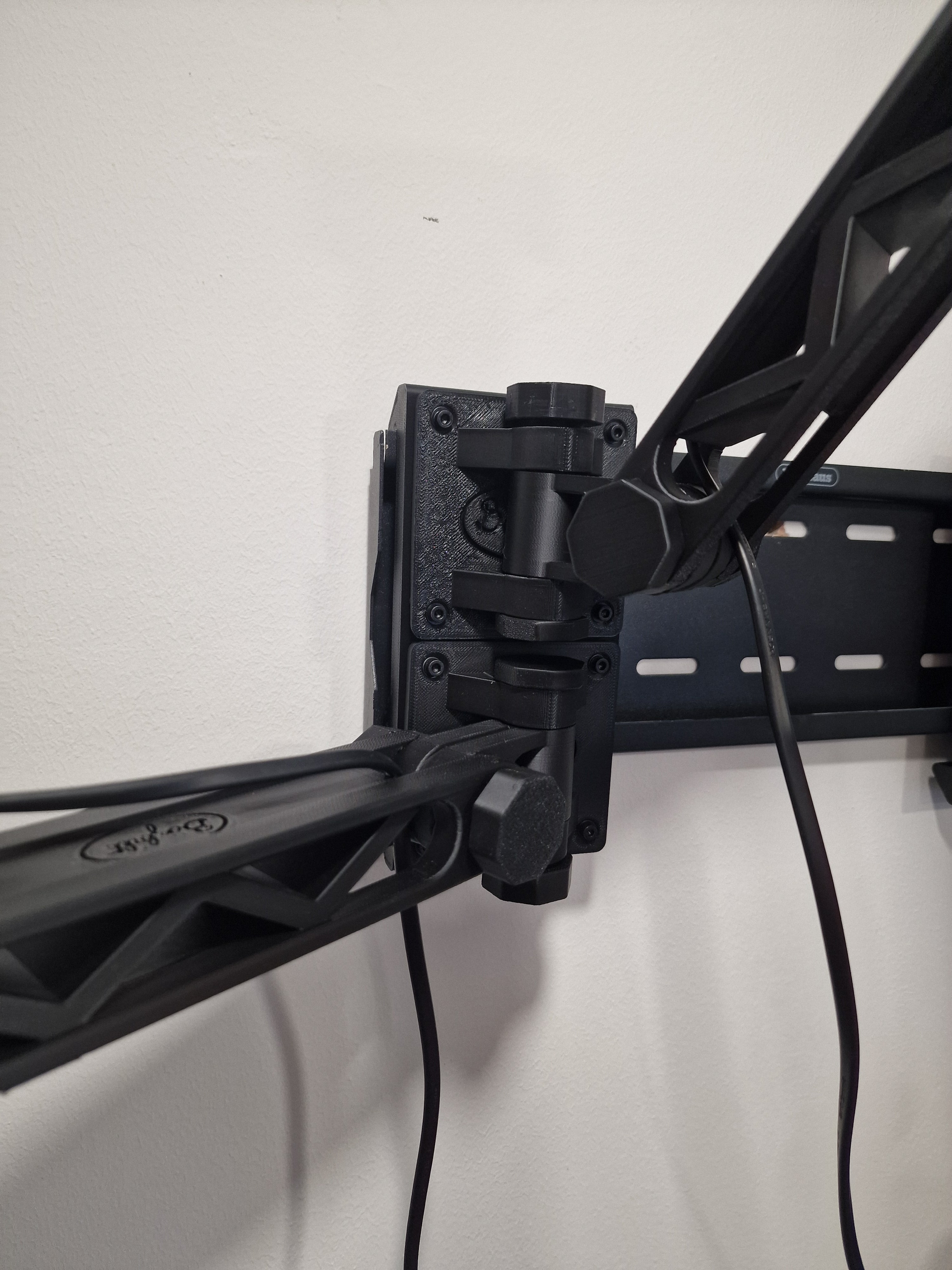 Säädettävä seinäteline, jossa varsi LED-valoille ja TV:lle
