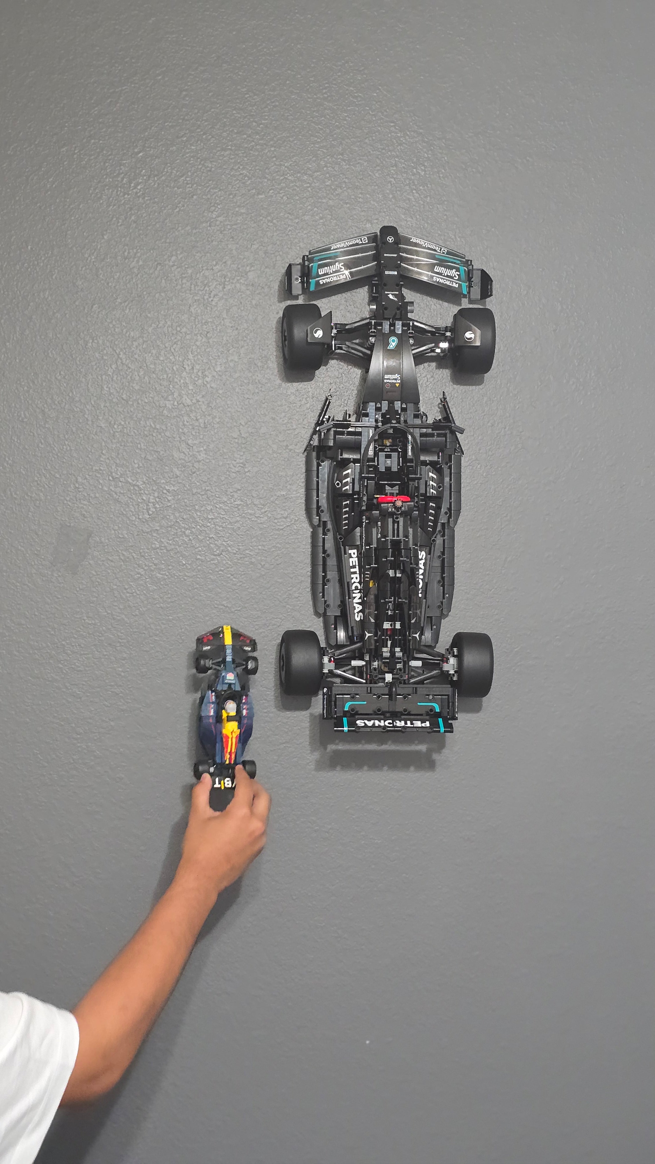 Seinäkiinnike LEGO Technic Mercedes-AMG F1 W14 E:lle