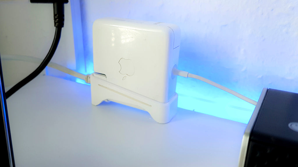 Kätevä teline Apple MacBook Pro 85W MagSafe2 -virtalähteelle