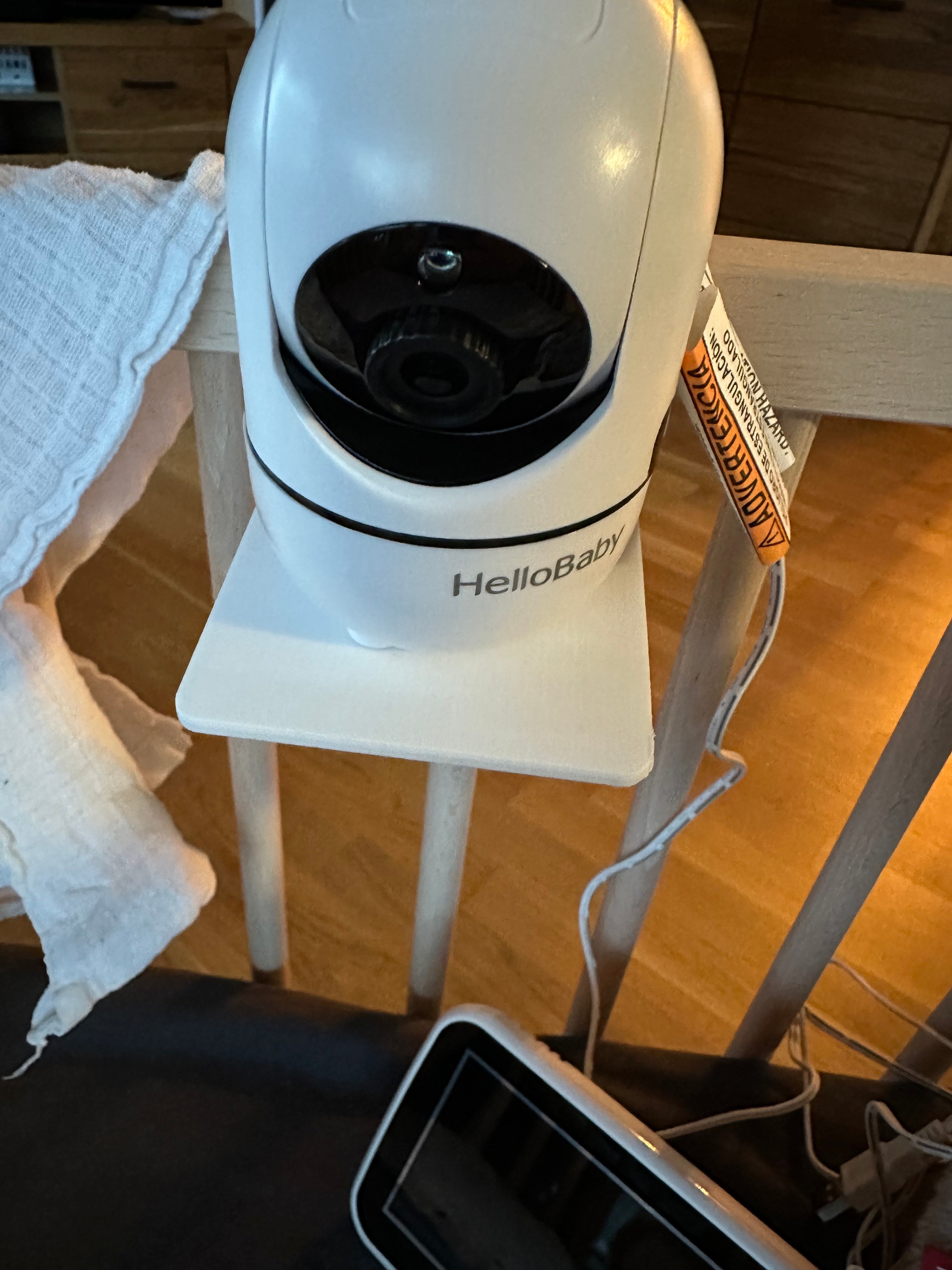 HelloBaby-video-vauvanhälyttimen leikkikehän kiinnikkeet