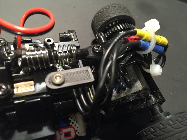 Kyosho Mini-Z MR-03 Moottorin johtojen kaapelinpidike