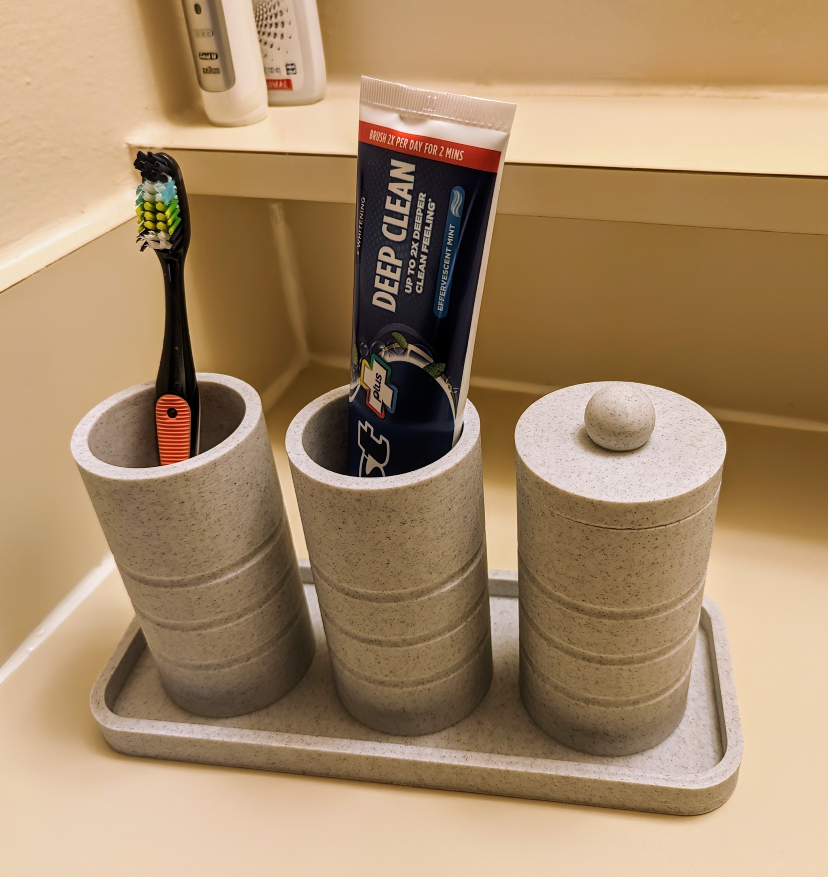 Kylpyhuoneen järjestäjä hammasharjoille ja Q-tipeille