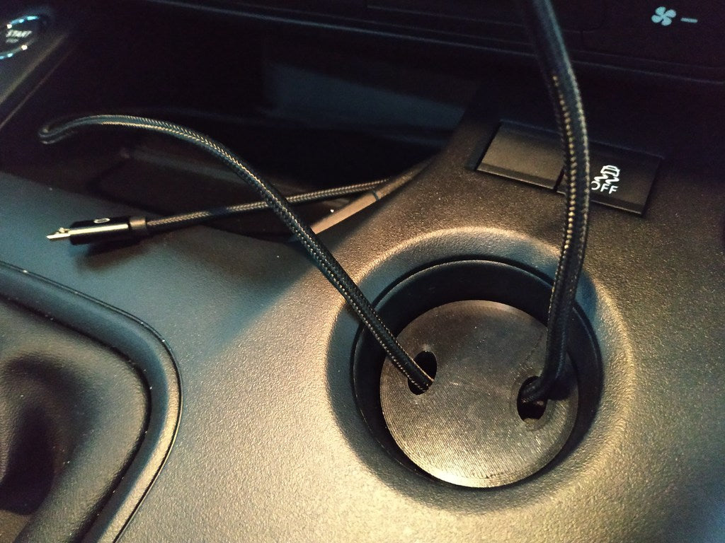 USB-kaapelin pidike Peugeot Rifterille, Citroën Berlingolle ja Opel Combille (2018+)