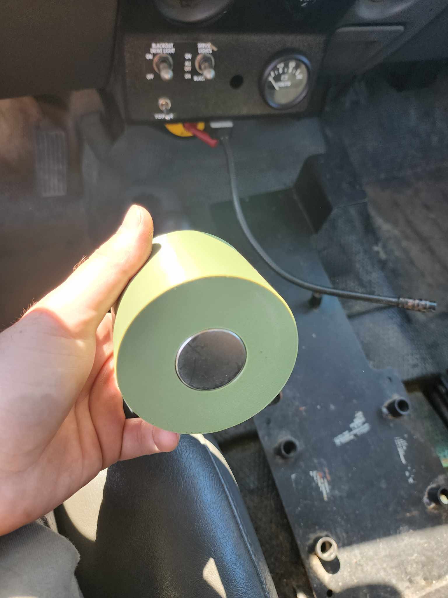 Magneettinen mukiteline ajoneuvoihin