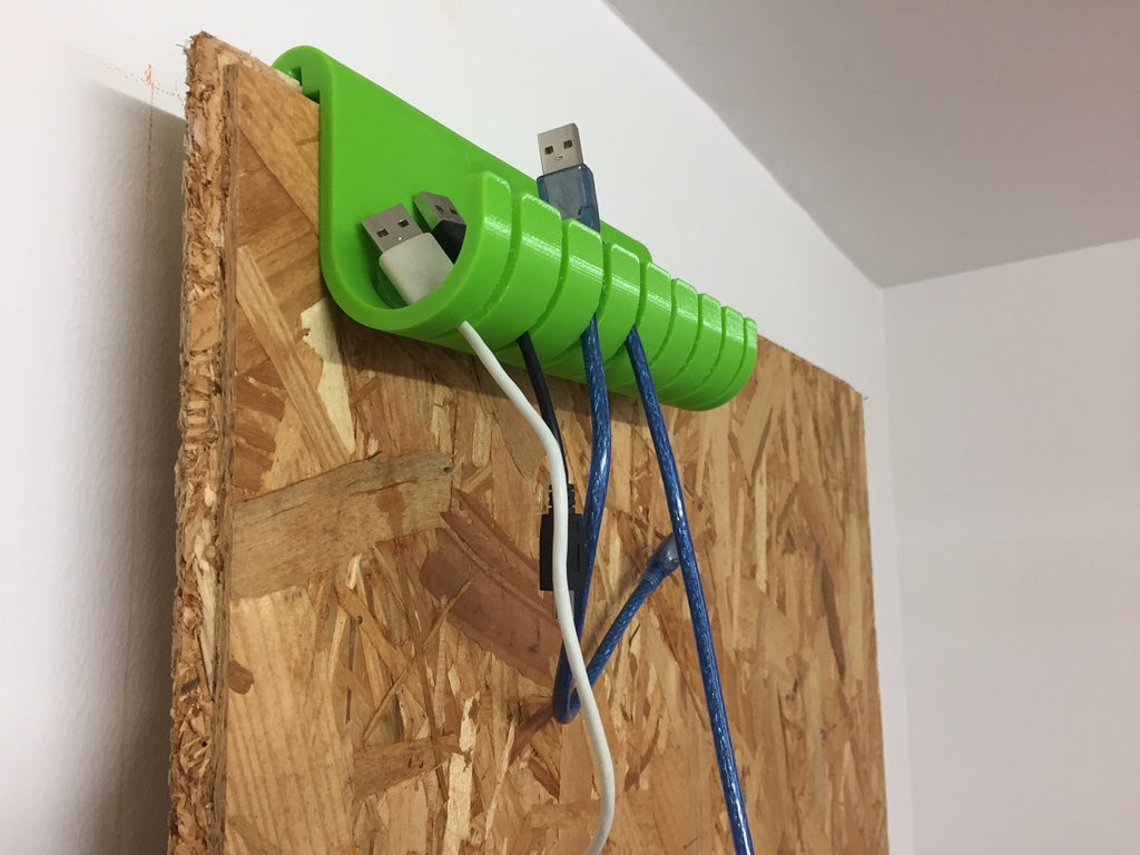 USB-kaapelin pidike OSB-puulevyille
