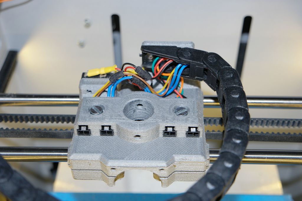 German RepRap NEO E3D V6 -kiinnike integroidulla pistokkeella ja kaapelihallinnalla