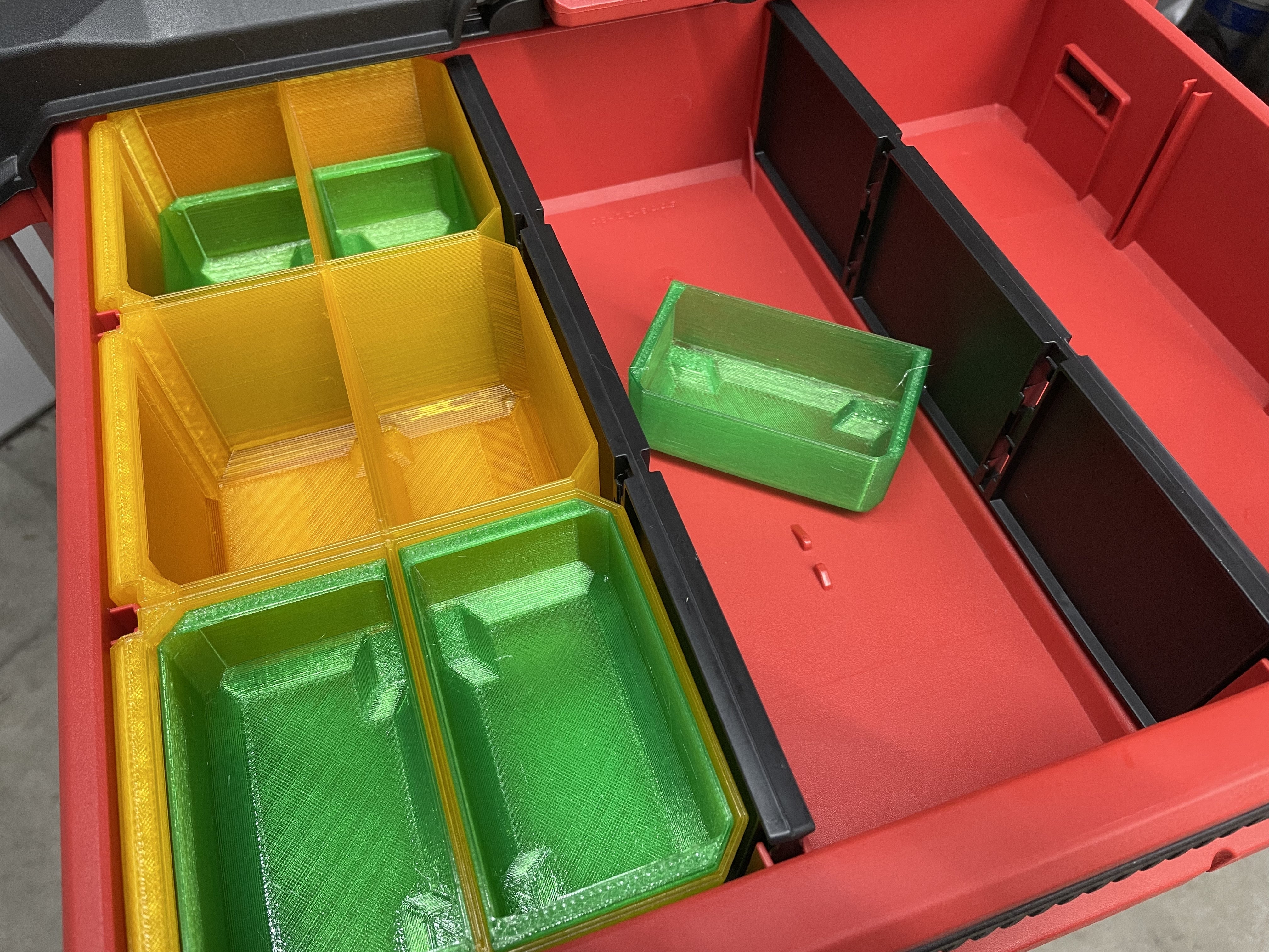 Jakolaatikot Milwaukee PACKOUT 3-laatikkoiseen työkalupakkiin