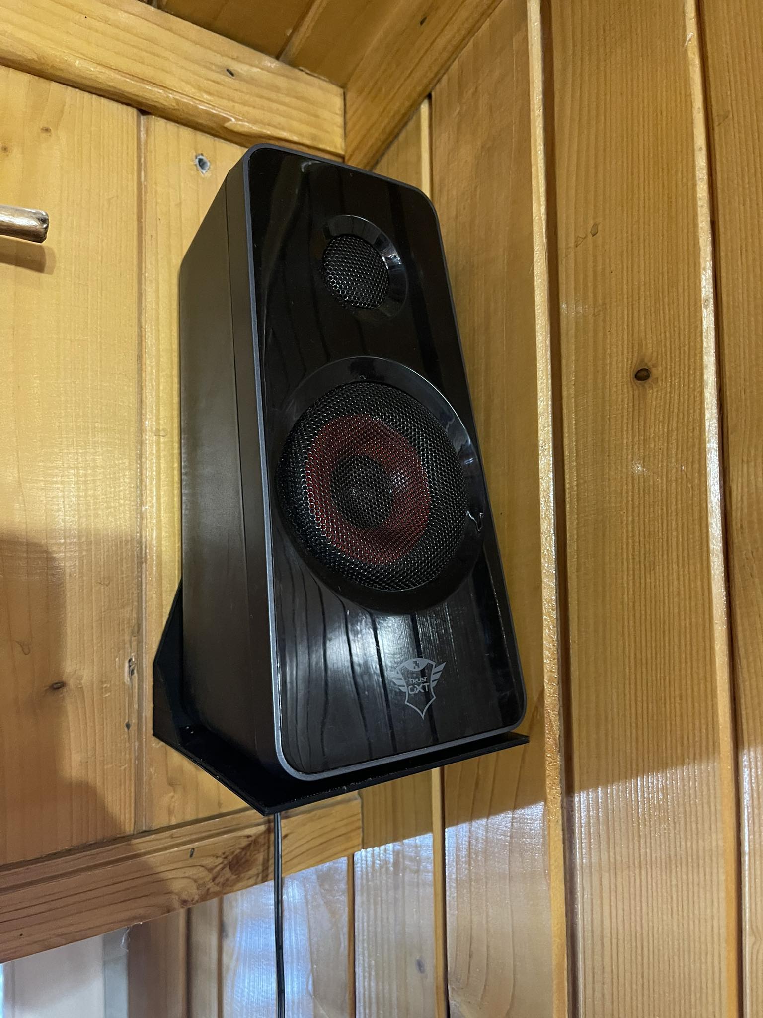 Seinäkiinnitys kaiuttimille