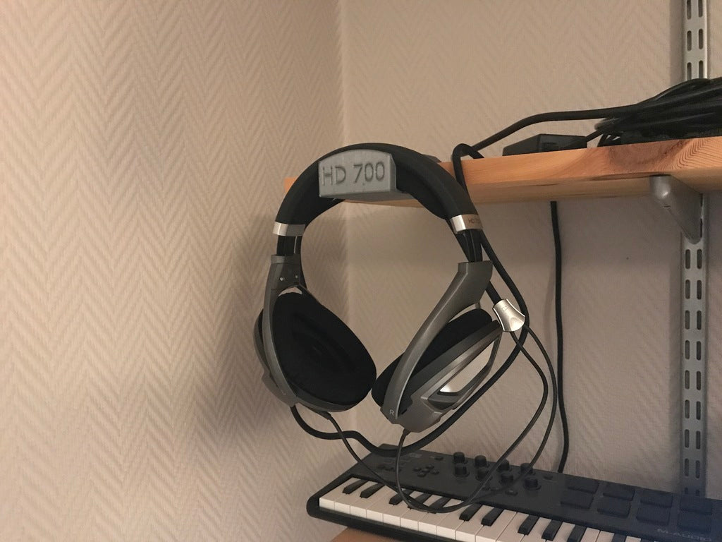 Sennheiser HD700 -kuulokkeiden ja -kaapelinpidike hyllylle