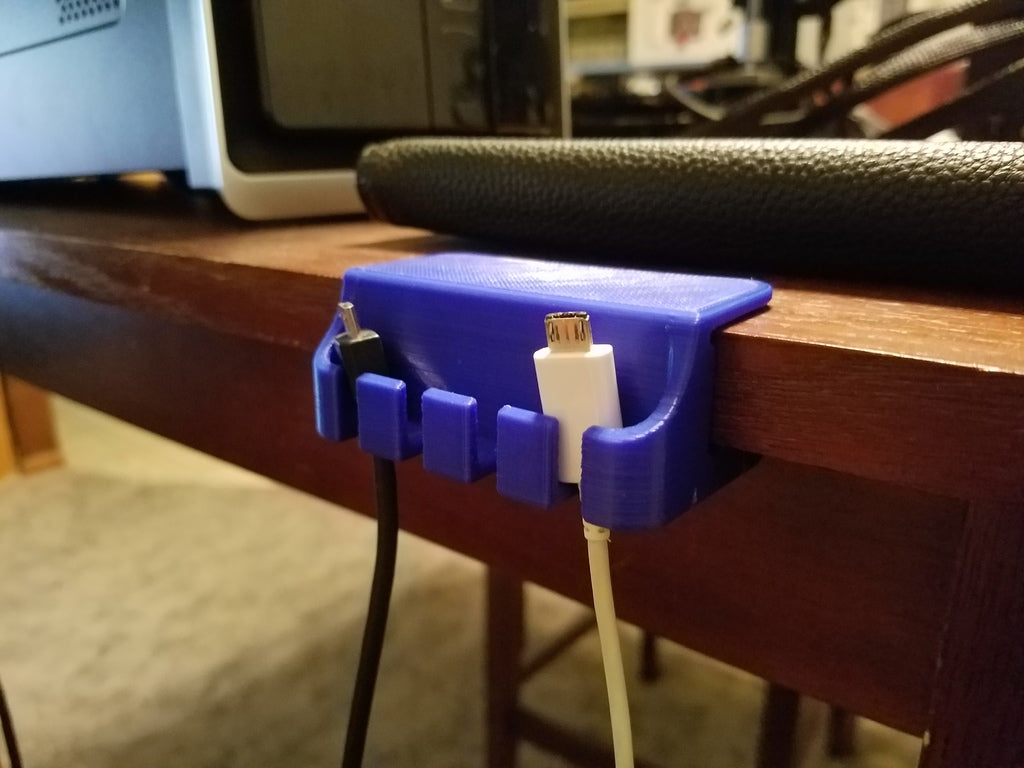 Kätevä USB-mikrokaapeliteline työpöydälle