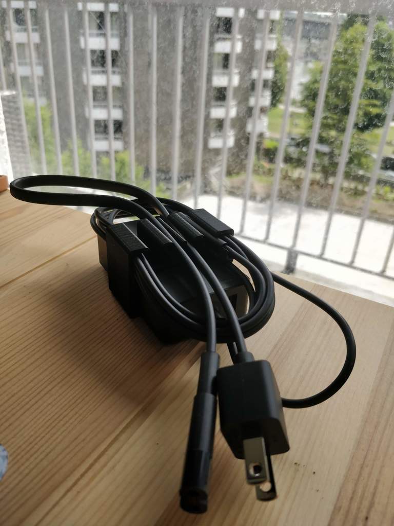 Surface Pro 6 - Kaapelin pidike virtalinjalle
