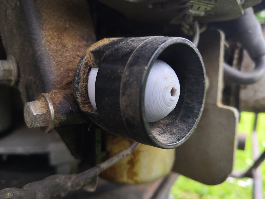 Bensiinipumpun/kaasuttimen pohjustus Briggs & Stratton INTEK -ruohonleikkureille