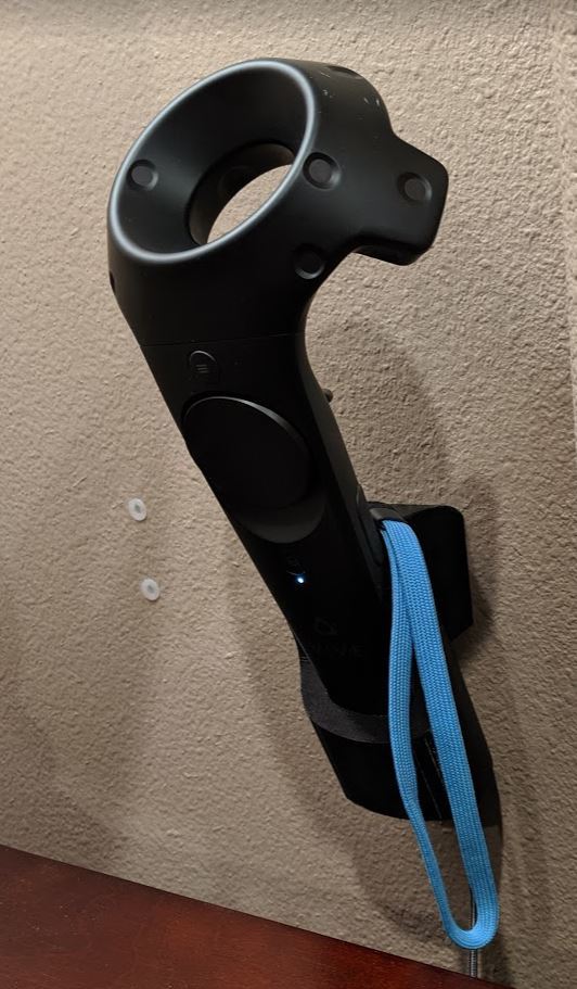 HTC Vive Seinään asennettava ohjainpidike lataustoiminnolla