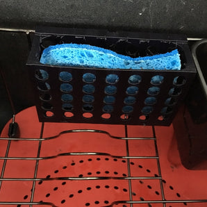 Kätevä sienipidike keittiön pesualtaaseen
