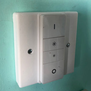 Philips Hue -suojus UK-valokytkimelle kaukosäätimen pidikkeellä