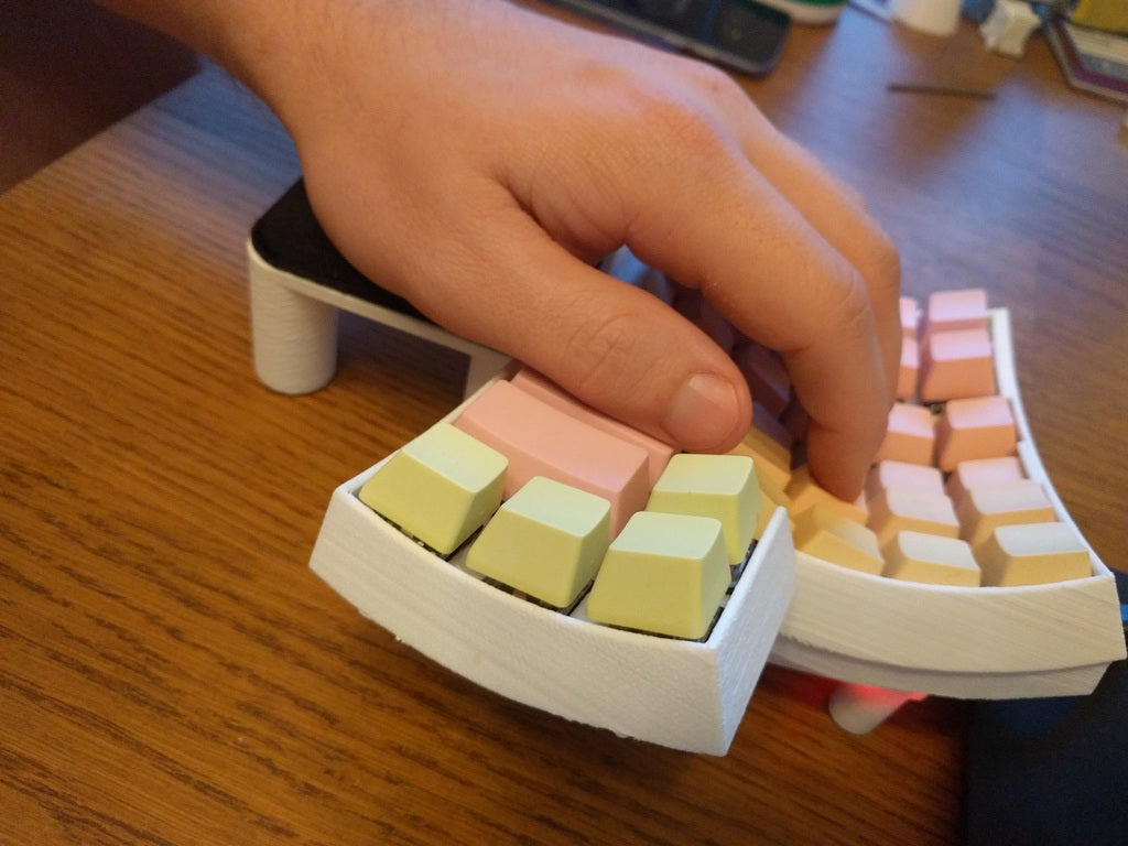 Ergonominen rannetuki Dactyl-näppäimistölle