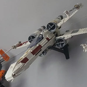 Seinäkiinnike LEGO 75355 UCS X-Wingille – näyttö lentoasennossa