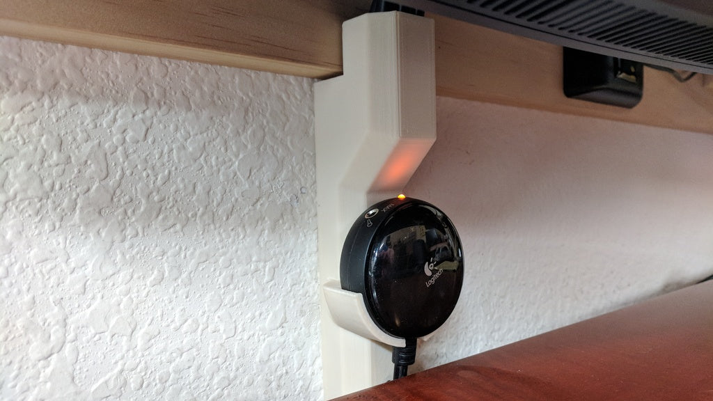 Tietokonekaapeli Chase työpöydälle ja Logitech-kaiuttimen ohjaukseen