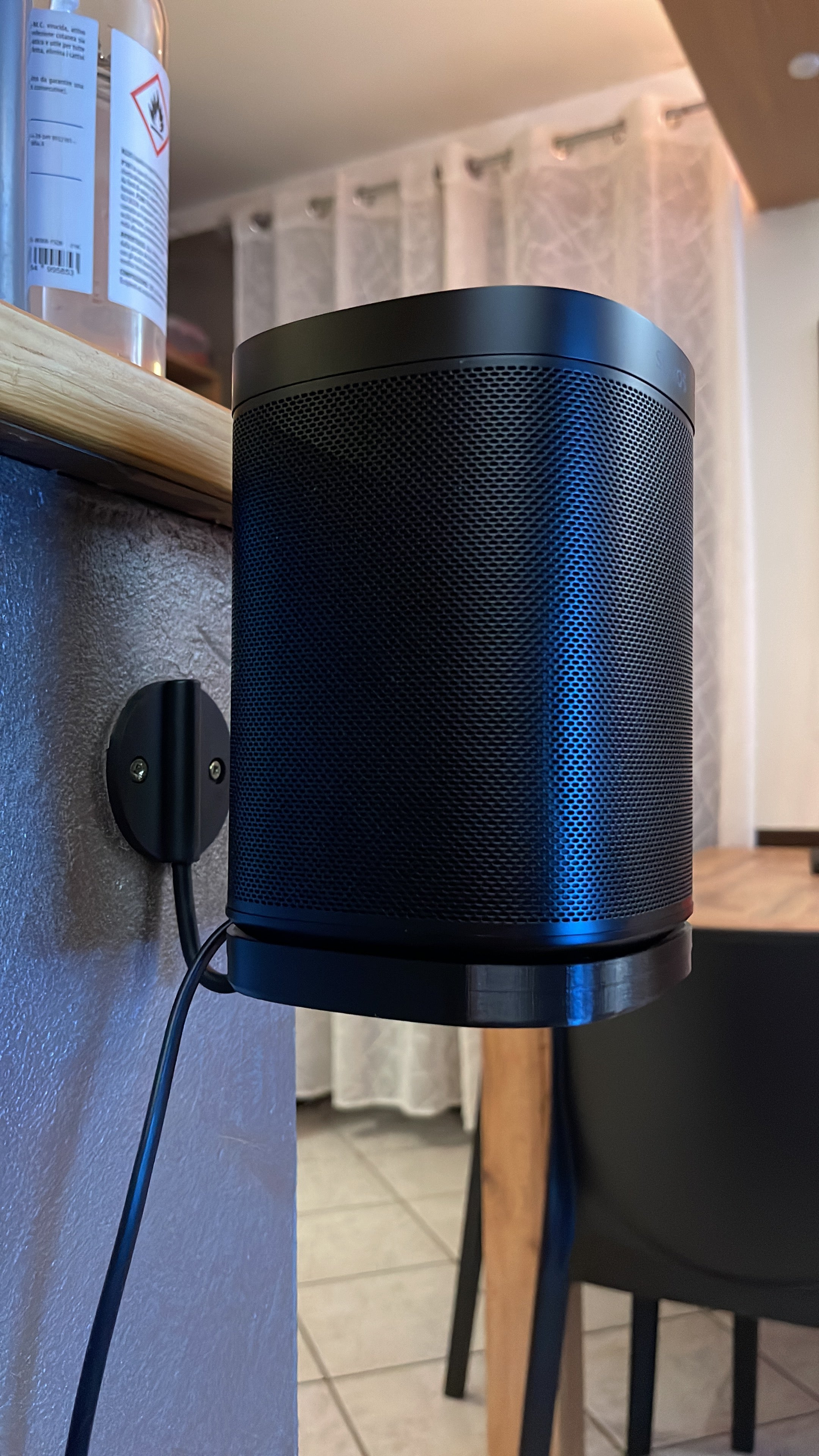 Seinäkiinnike Sonos One -kaiuttimelle (2. sukupolvi) ja JBL-seinäkoukku