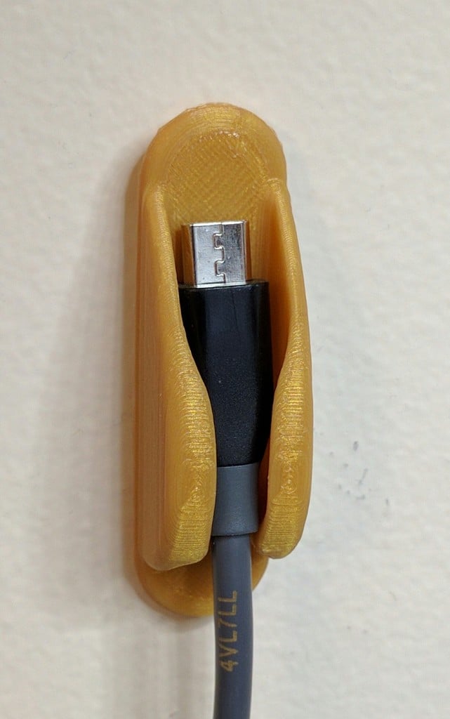 Käytännöllinen seinäteline kaapeleille ja USB-johtimille