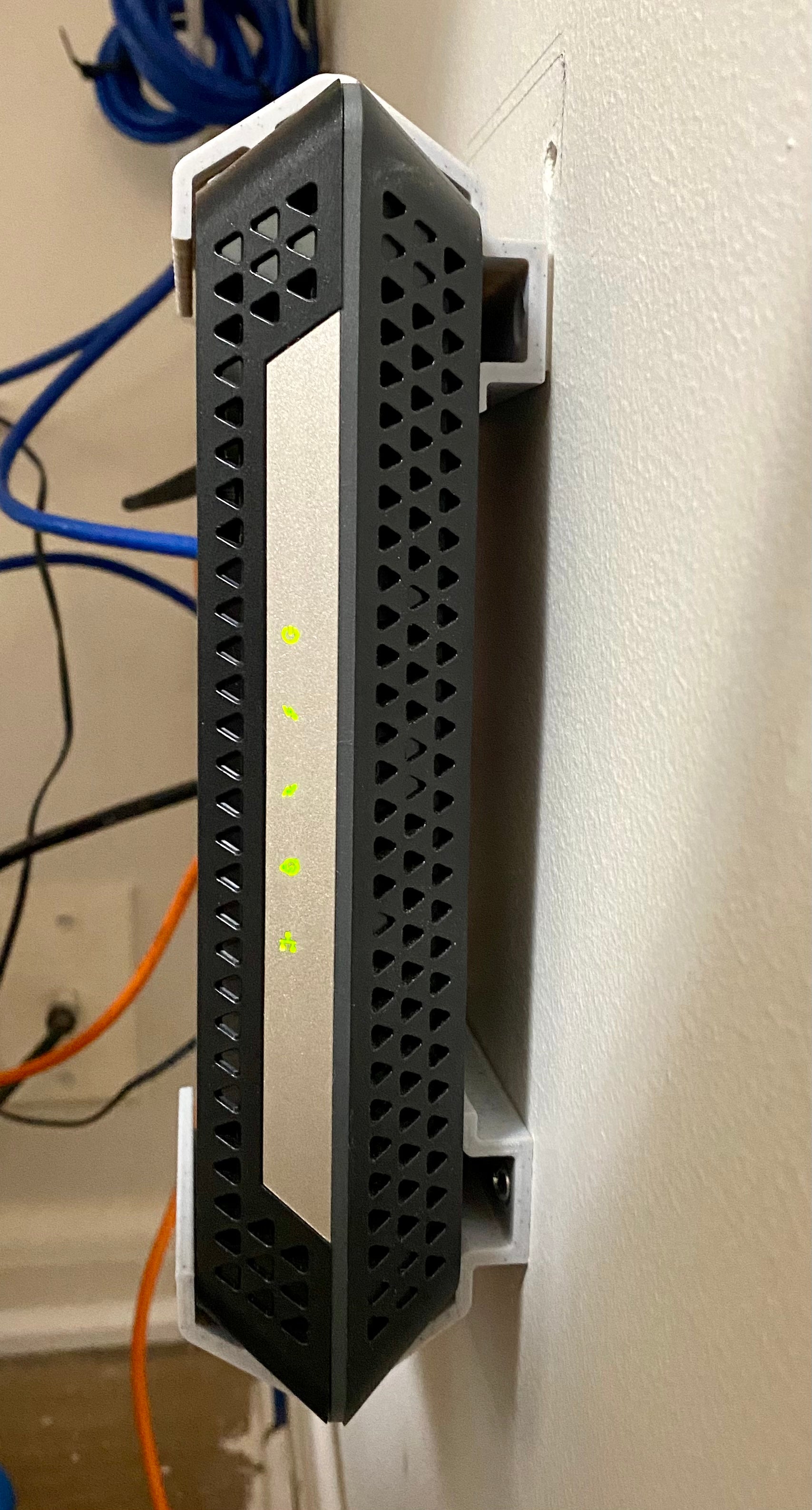 Netgear CM600 / CM1000 Seinäkiinnitys – Optimoi verkkoasennuksesi