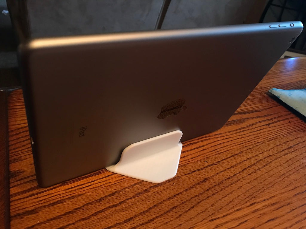 Yksinkertainen mutta vakaa iPhone/iPad-teline pöydälle tai yöpöydälle.