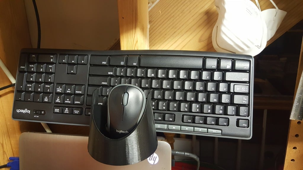 Seinään asennettava näppäimistön ja hiiren teline