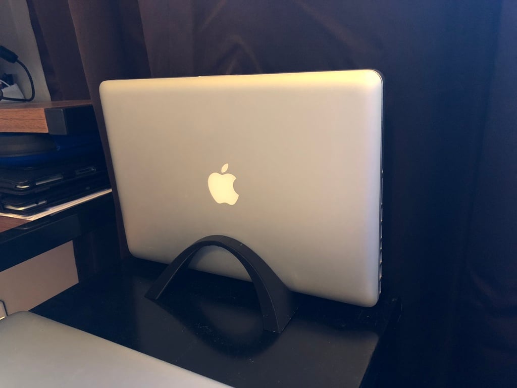 Tyylikäs kaareva kannettavan tietokoneteline REMIX - MacBook Prolle ja muille kannettaville (175x120mm)