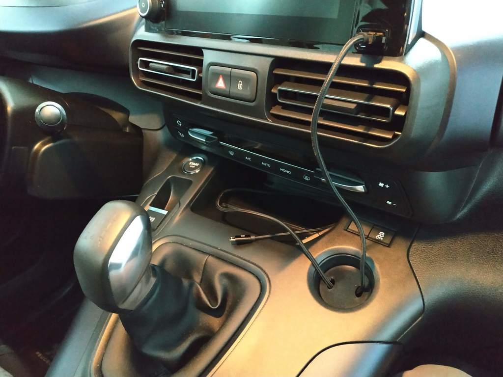 USB-kaapelin pidike Peugeot Rifterille, Citroën Berlingolle ja Opel Combille (2018+)