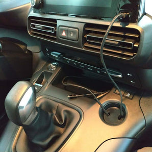 USB-kaapelin pidike Peugeot Rifterille, Citroën Berlingolle ja Opel Combille (2018+)