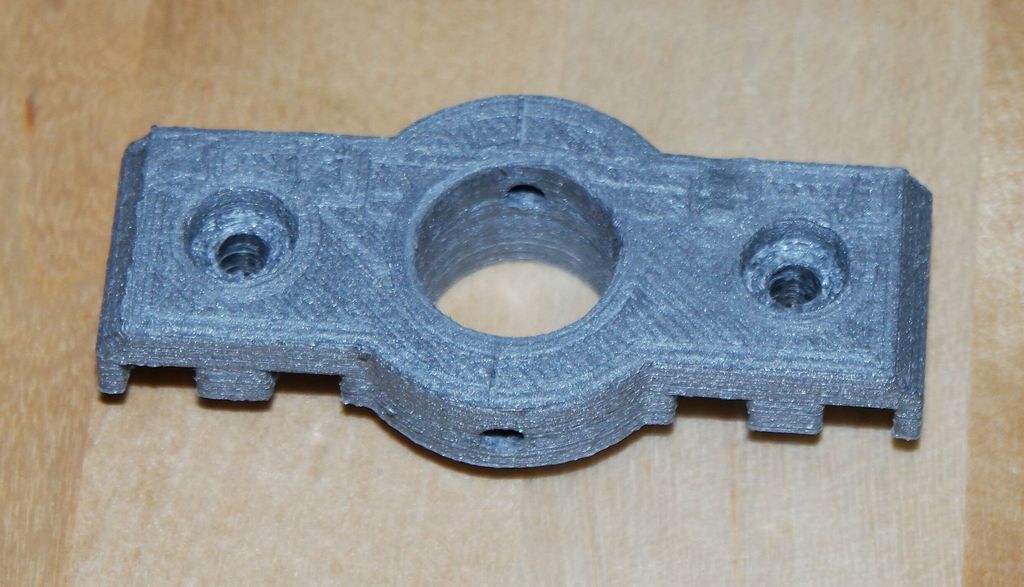German RepRap NEO E3D V6 -kiinnike integroidulla pistokkeella ja kaapelihallinnalla