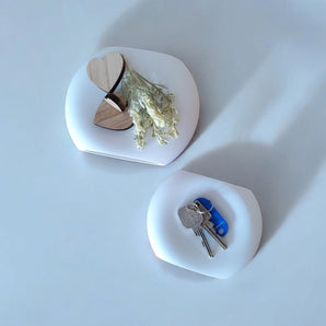 Dekorativ og praktisk bakke med flodstensdesign