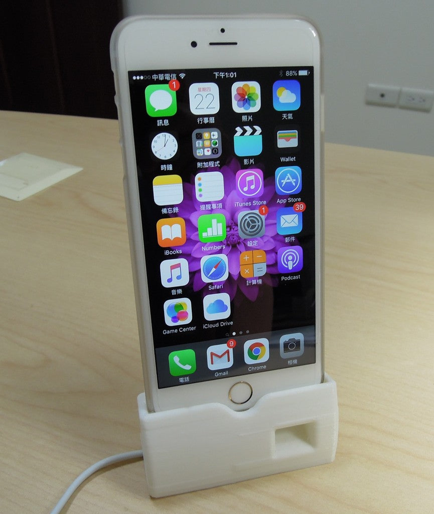 iPhone6- ja 6 Plus -latausteline, jossa on kaiutinsarvi ja säädettävä kaapelin reititys.