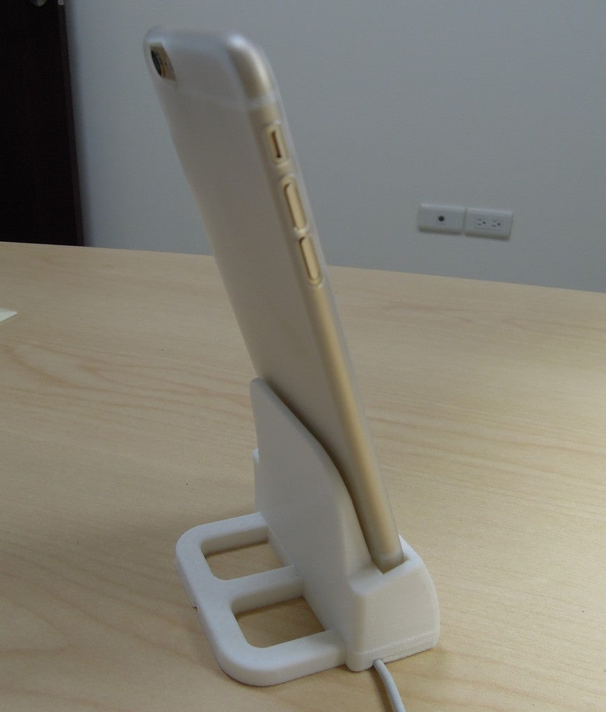 iPhone6- ja 6 Plus -latausteline, jossa on kaiutinsarvi ja säädettävä kaapelin reititys.