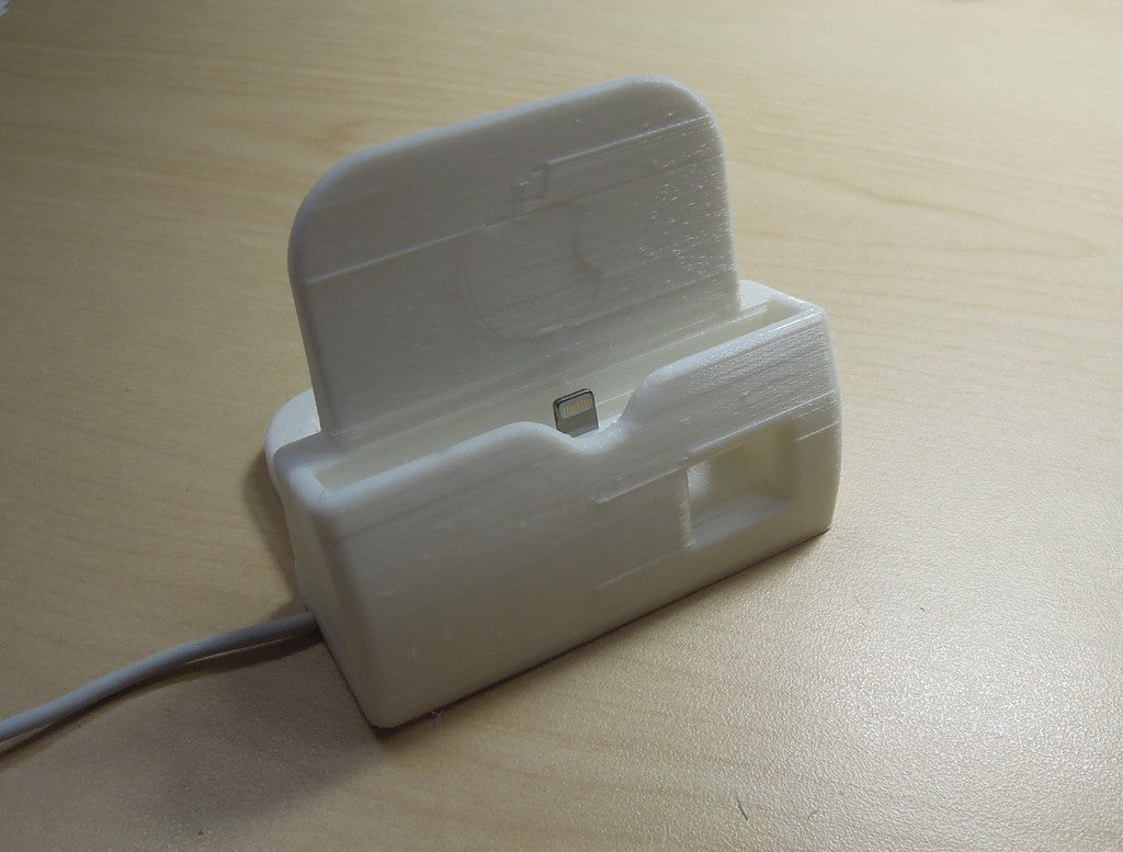 iPhone6- ja 6 Plus -latausteline, jossa on kaiutinsarvi ja säädettävä kaapelin reititys.
