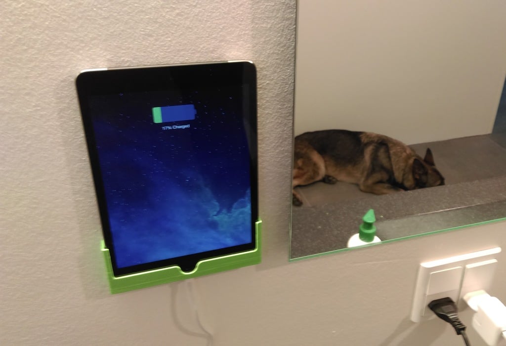 iPad Mini seinään kiinnitettävä laturin pidike