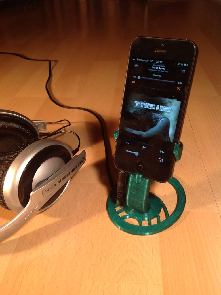 iPhone 5 -jalusta, jossa on tilaa äänikaapelille