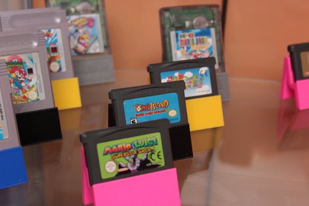 Game Boy -pelikasettien näyttöjalusta