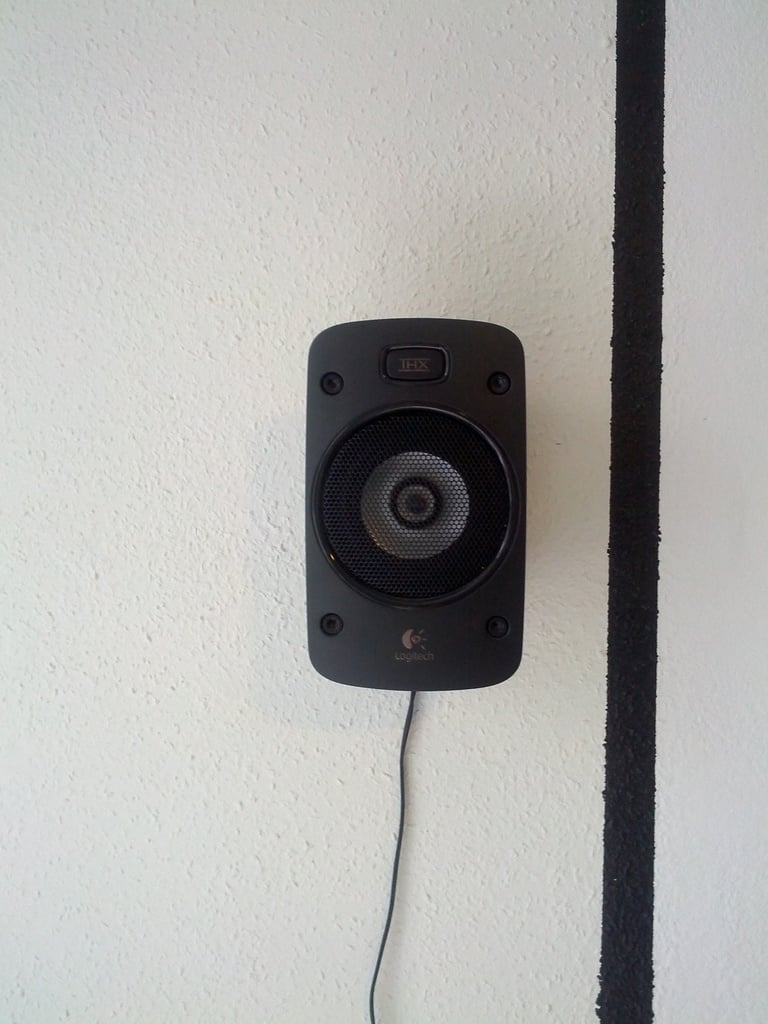 Seinäkiinnike Logitech Z906 5.1 -kaiutinjärjestelmälle