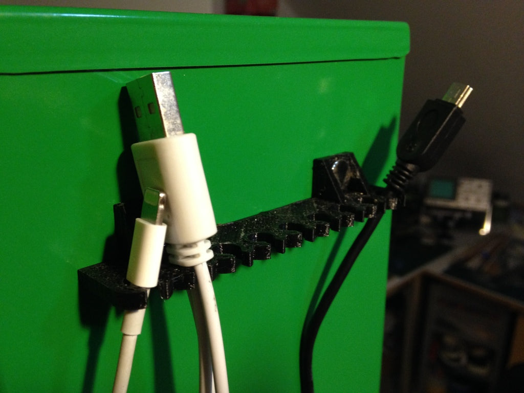 Magneettinen USB-kaapelin pidike