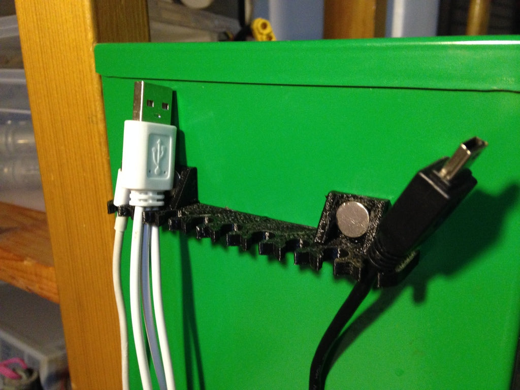 Magneettinen USB-kaapelin pidike
