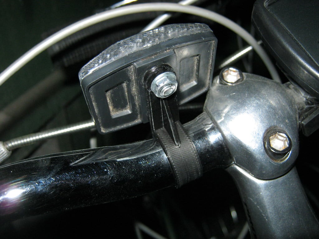 Joustava polkupyörän heijastimen pidike ohjaustankoon