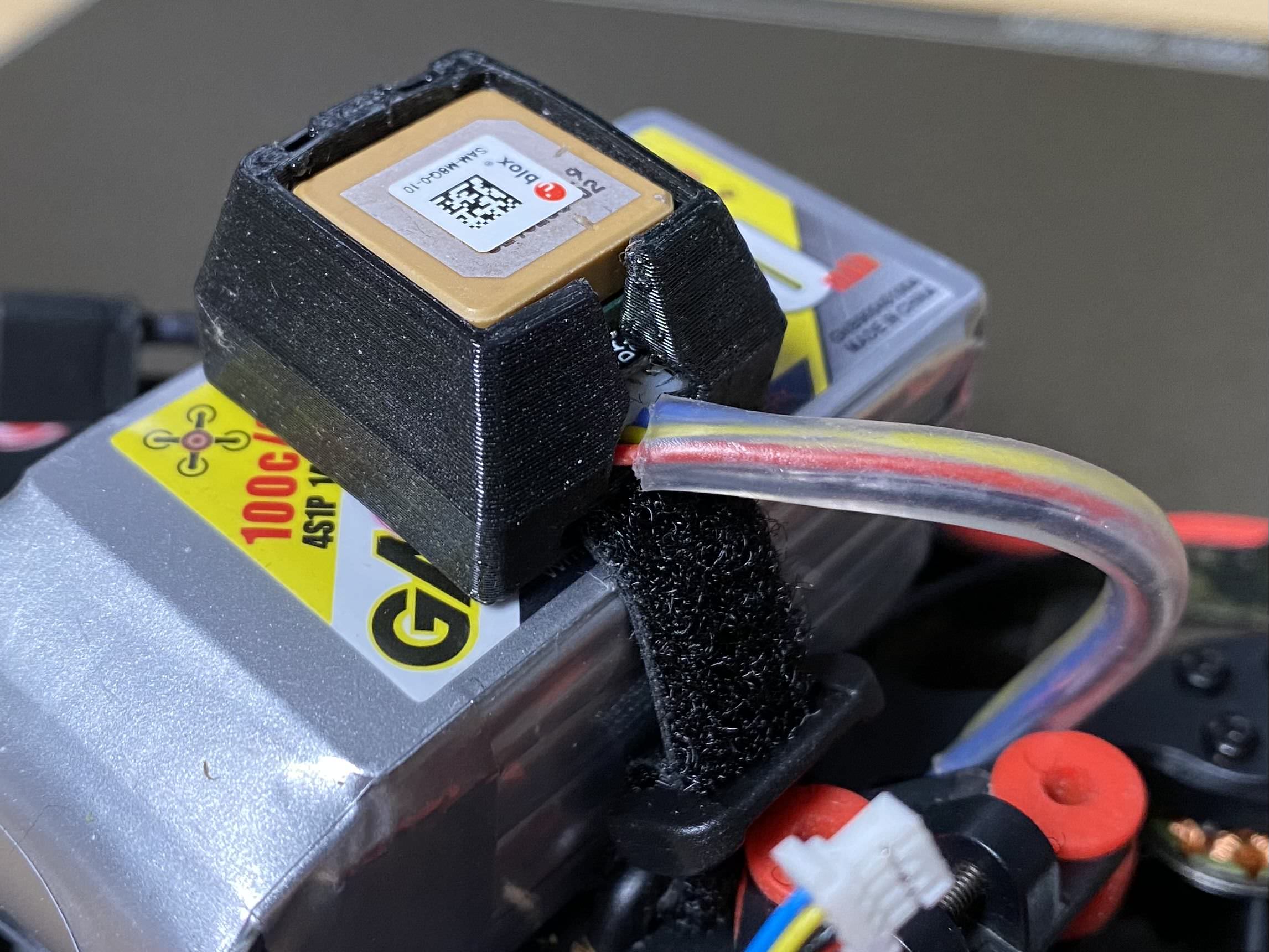 M8Q-5338 pidike Matek M8Q-5883 GPS/kompassi sirulle