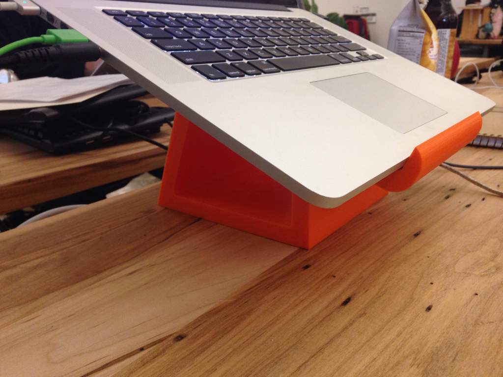 Tilaa säästävä ja ergonominen jalusta MacBook Prolle