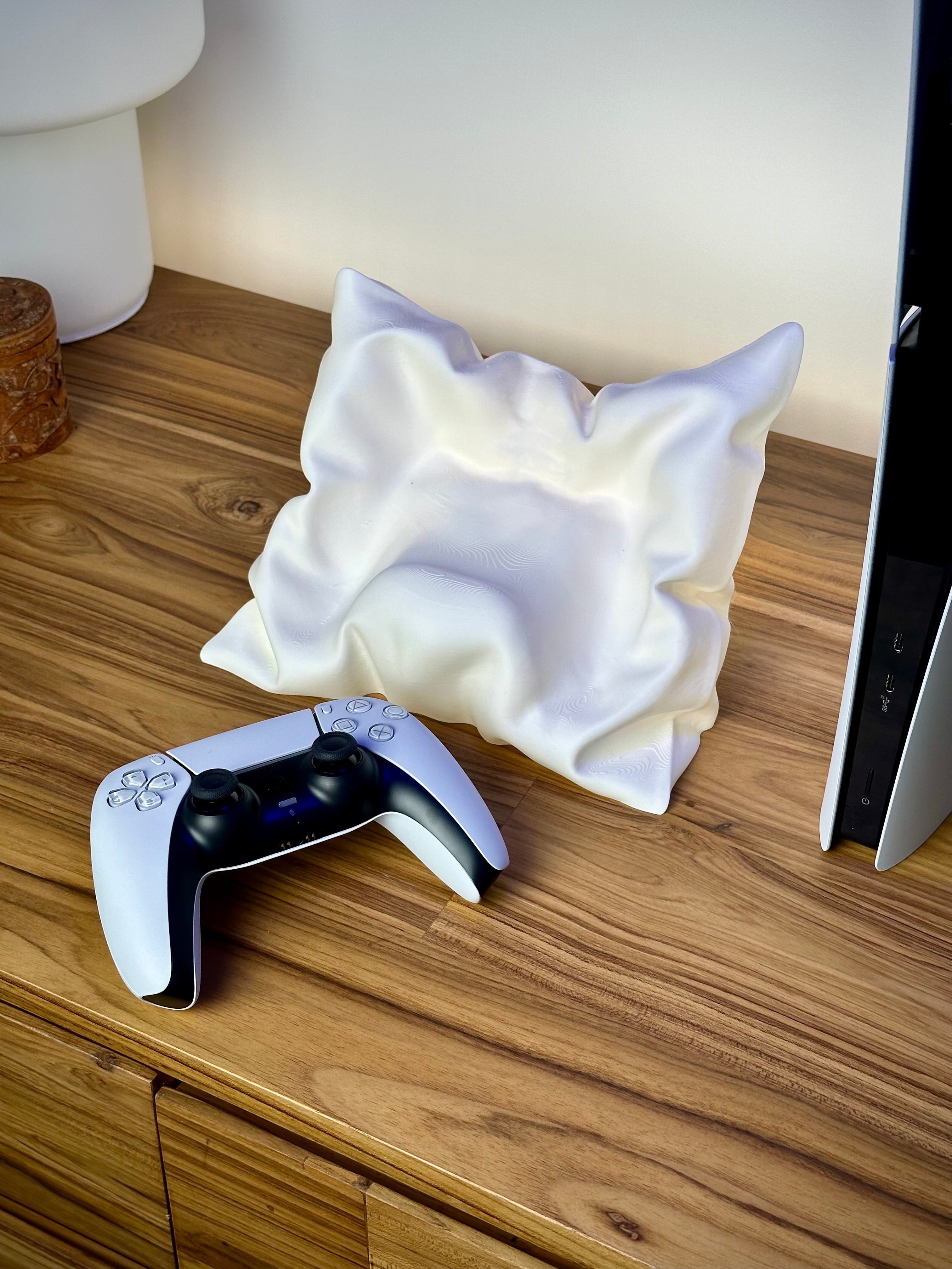 Stilfuld PS5 Controller Stander i Pudeform