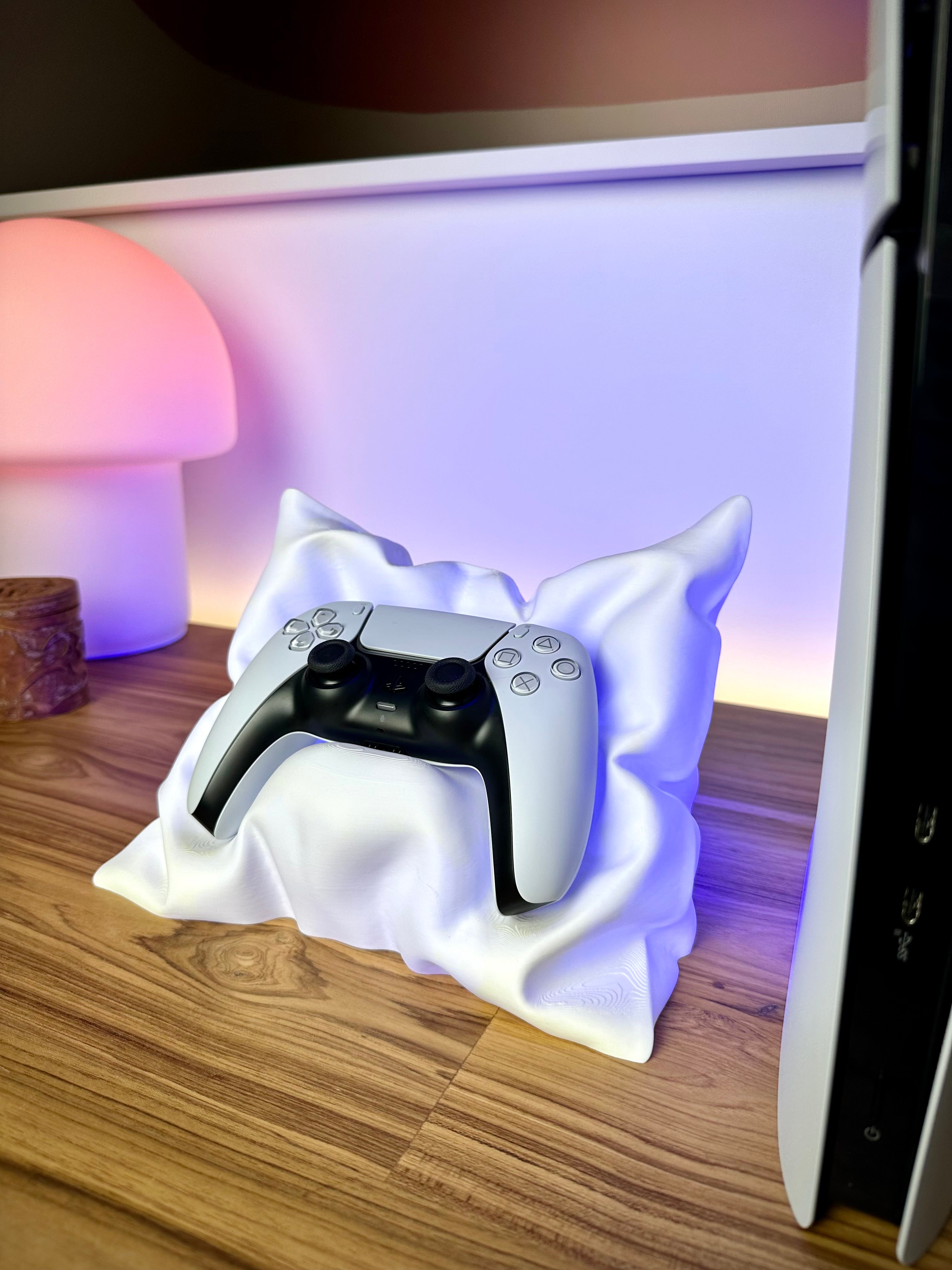 Stilfuld PS5 Controller Stander i Pudeform