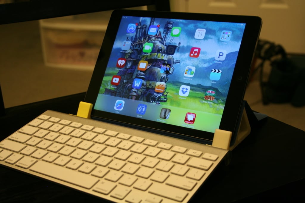 iPad näppäimistö ja teline