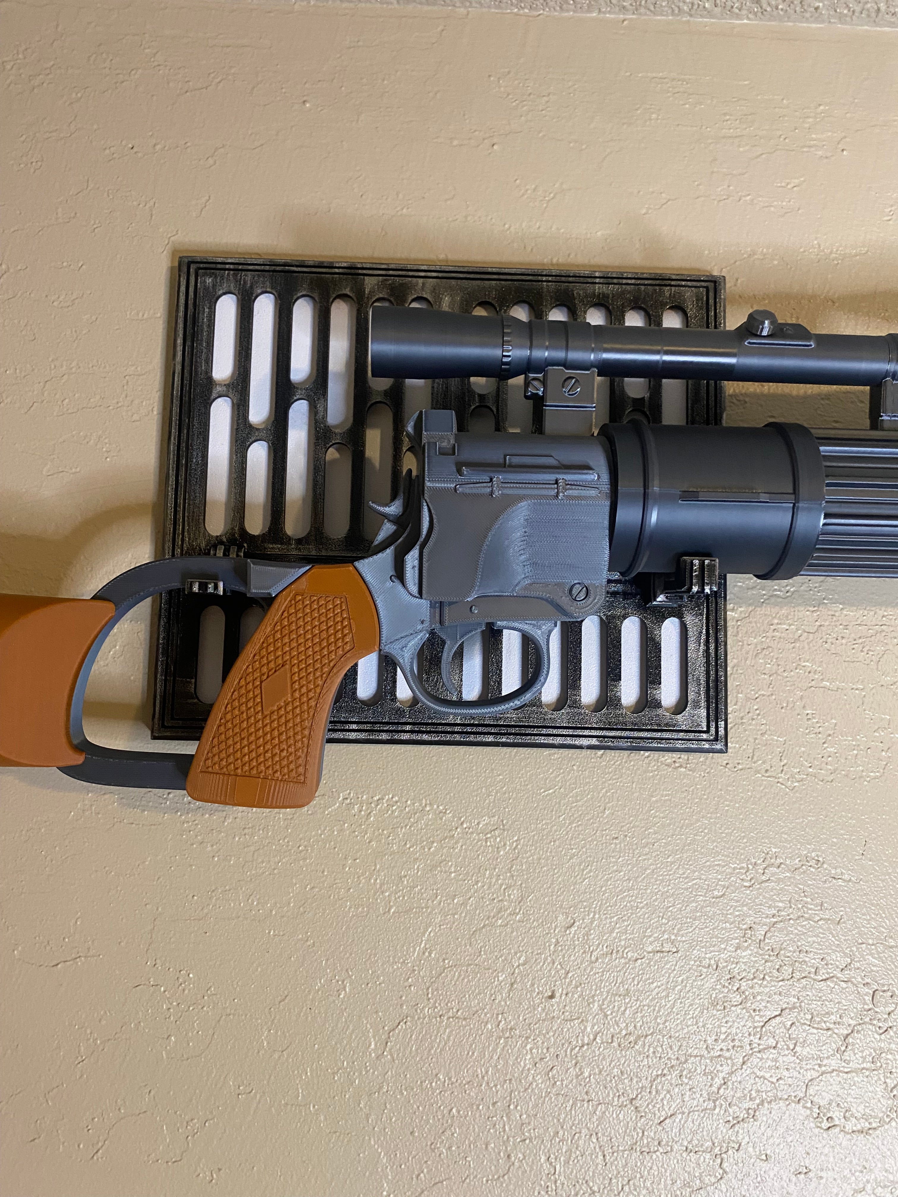Seinäkiinnike Boba Fettin EE-3 -karabiinikiväärille